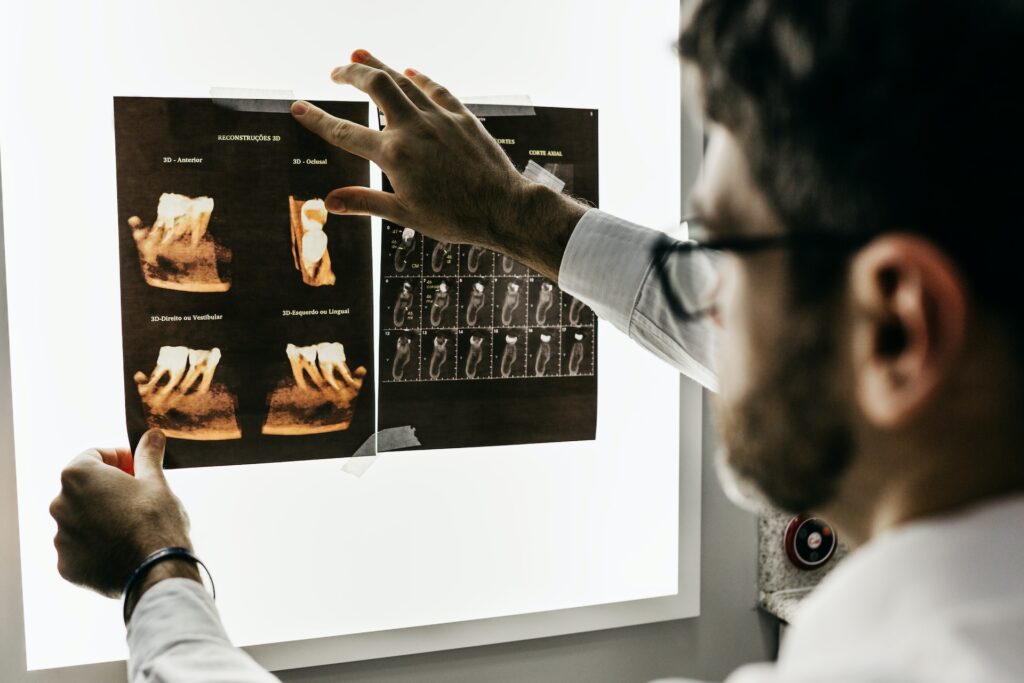 Imagem de um dentista analisando um raio x.