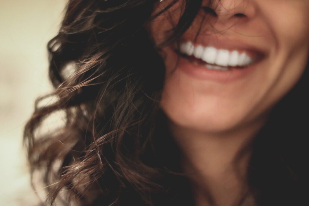 Imagem desfocada de uma mulher sorrindo