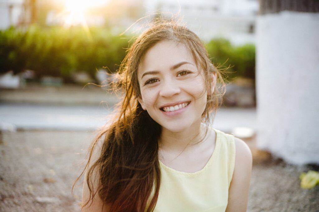 Menina sorrindo para a câmera